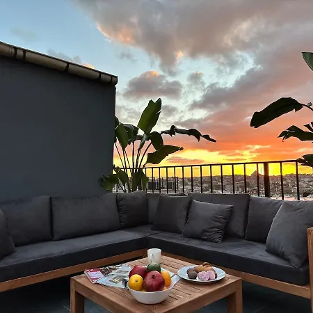 Stunning Seaview 2br Near Metro - Ym5 *